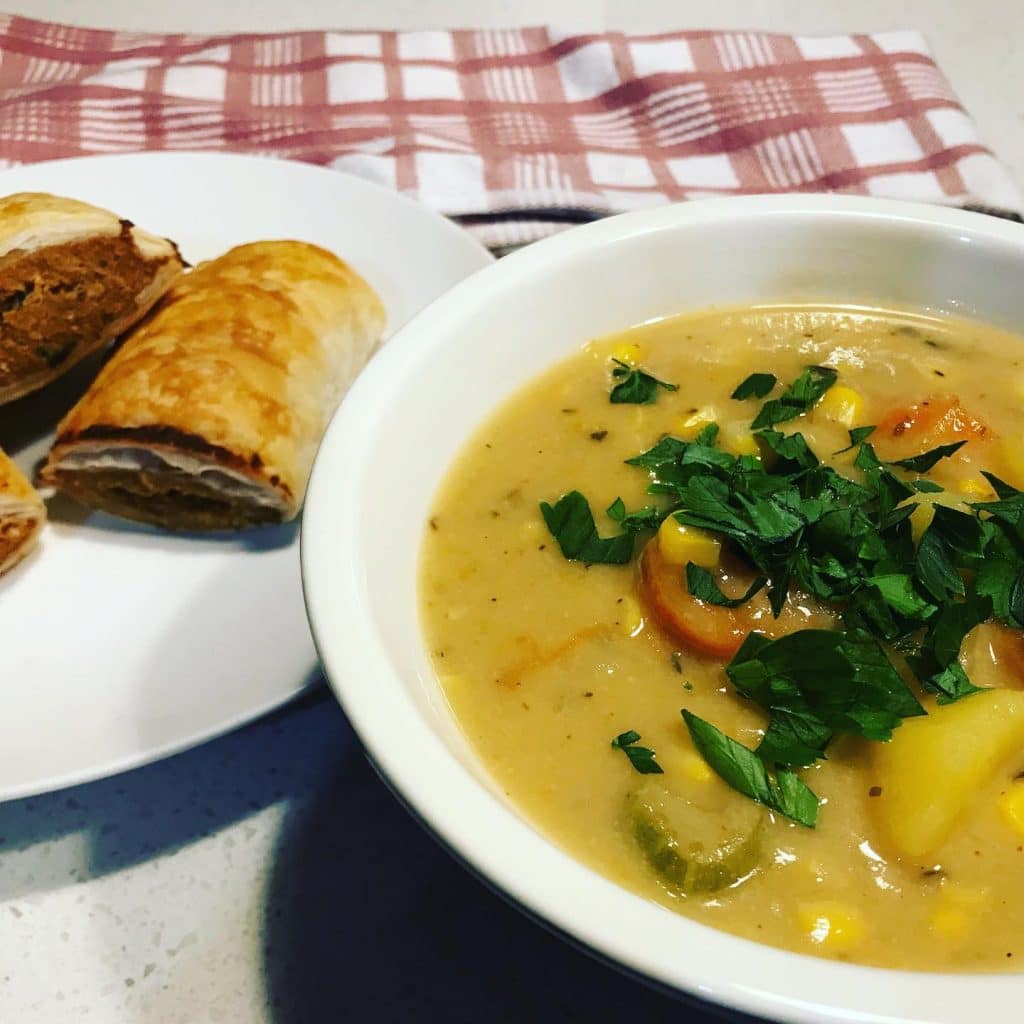 Comfort food!! @animalsaustralia vegan sausage rolls paired with @itdoesnttastelikechicken creamy corn chowder. So so tasty even your meat-eaters will love